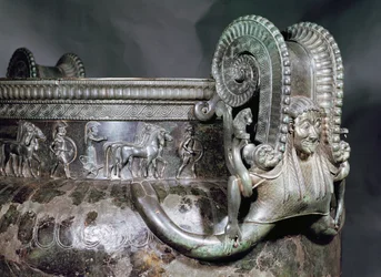 Detail des Gorgonengriffs von einem Krater, aus dem Grab einer Prinzessin von Vix